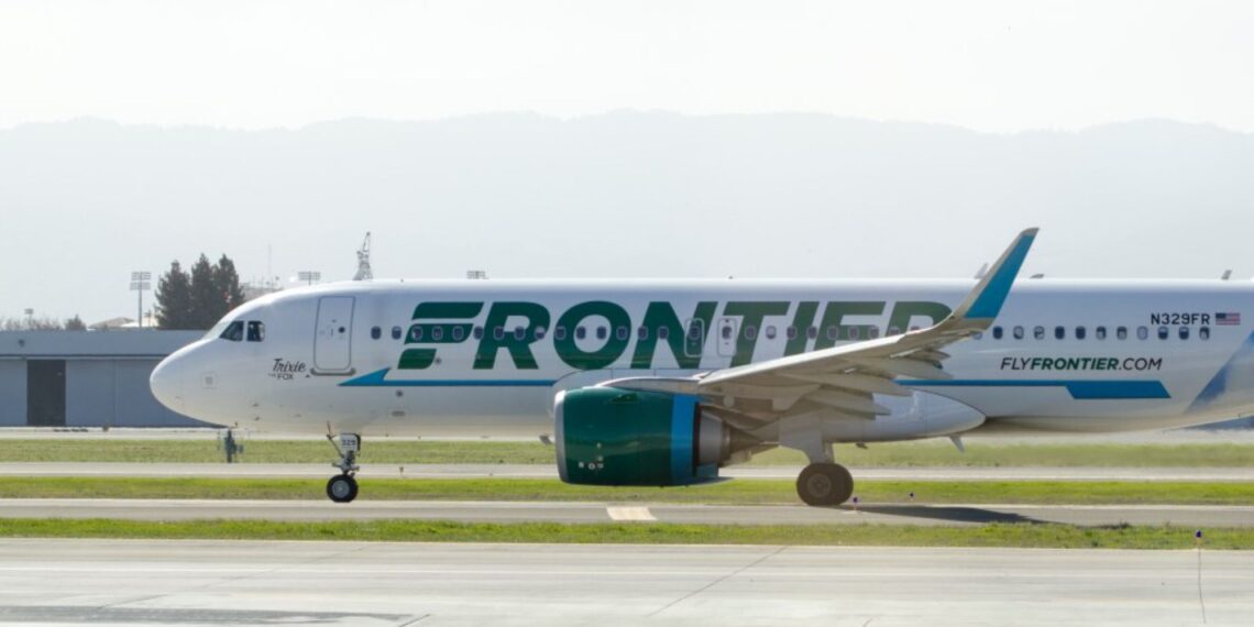 Un collage de imágenes que contiene 1 imágenes. La imagen 1 muestra el avión de Frontier Airlines.
