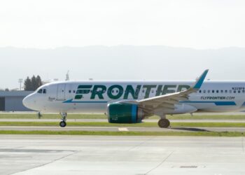 Un collage de imágenes que contiene 1 imágenes. La imagen 1 muestra el avión de Frontier Airlines.