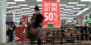 Fotografía de larga exposición de gente comprando el Viernes Negro en un centro comercial en Hanover, Maryland, el 29 de noviembre de 2024. (Madalina Vasiliu/La Gran Época)