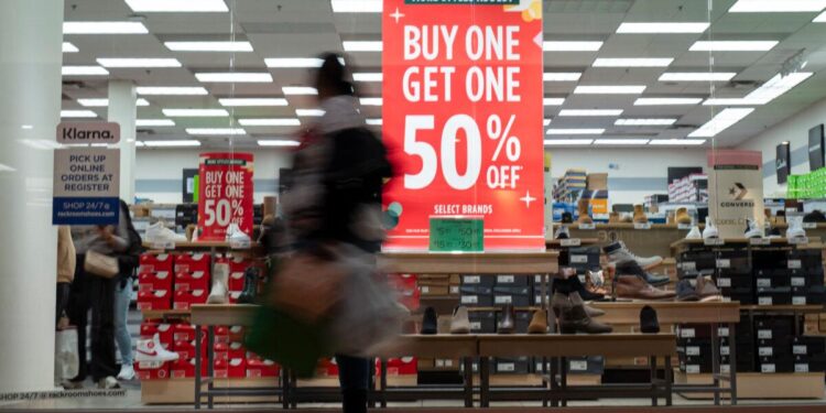 Fotografía de larga exposición de gente comprando el Viernes Negro en un centro comercial en Hanover, Maryland, el 29 de noviembre de 2024. (Madalina Vasiliu/La Gran Época)