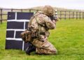 Un soldado del ejército británico entrena en un campo de tiro militar con un rifle de asalto.