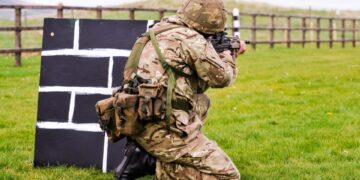 Un soldado del ejército británico entrena en un campo de tiro militar con un rifle de asalto.