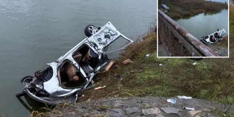 Un collage de imágenes que contiene 2 imágenes. La imagen 1 muestra un automóvil plateado accidentado tirado de costado, parcialmente sumergido en el agua junto a un banco cubierto de hierba. La imagen 2 muestra un accidente de migrantes en Bulgaria.