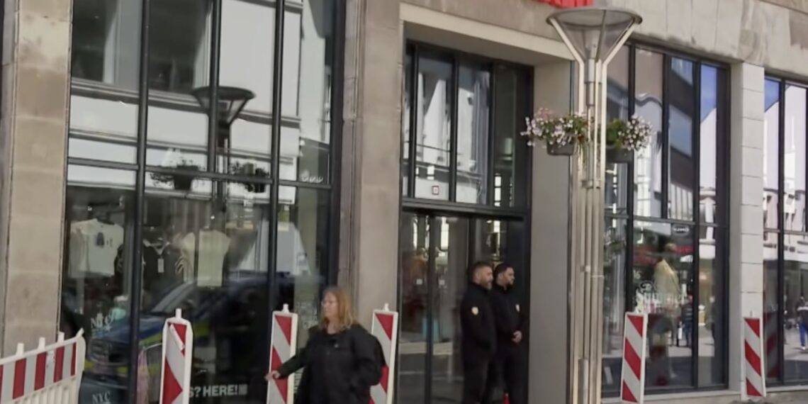 Un collage de imágenes que contiene 1 imagen. La imagen 1 muestra el exterior de la tienda de moda New Yorker en Krefeld, Alemania, donde ocurrió un ataque con cuchillo.