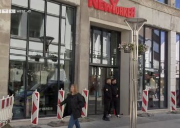 Un collage de imágenes que contiene 1 imagen. La imagen 1 muestra el exterior de la tienda de moda New Yorker en Krefeld, Alemania, donde ocurrió un ataque con cuchillo.