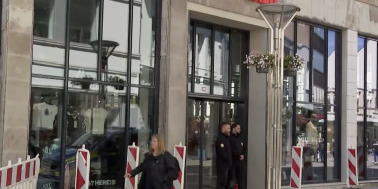 Un collage de imágenes que contiene 1 imagen. La imagen 1 muestra el exterior de la tienda de moda New Yorker en Krefeld, Alemania, donde ocurrió un ataque con cuchillo.