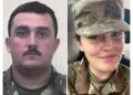 (Izquierda) Miembro de la Guardia Nacional, el Sargento. Andrés Wolfe. (Derecha) Sarah Beckstrom, miembro de la Guardia Nacional, especialista. (Fiscalía Federal vía AP)