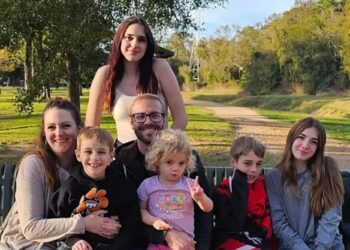 Un collage de imágenes que contiene 1 imagen. La imagen 1 muestra a la familia Russell, una pareja con cinco hijos, sentada en un banco del parque.