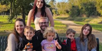 Un collage de imágenes que contiene 1 imagen. La imagen 1 muestra a la familia Russell, una pareja con cinco hijos, sentada en un banco del parque.