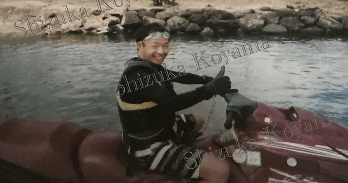 Takashi Yoyama sonriendo y levantando el pulgar mientras está sentado en una moto acuática.