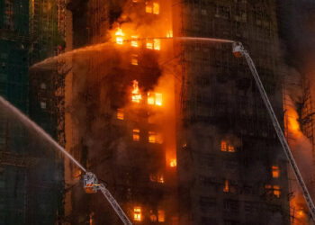 Tres arrestados en el incendio de un rascacielos en Hong Kong que mató al menos a 44 personas y dejó a 279 desaparecidos