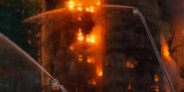 Tres arrestados en el incendio de un rascacielos en Hong Kong que mató al menos a 44 personas y dejó a 279 desaparecidos