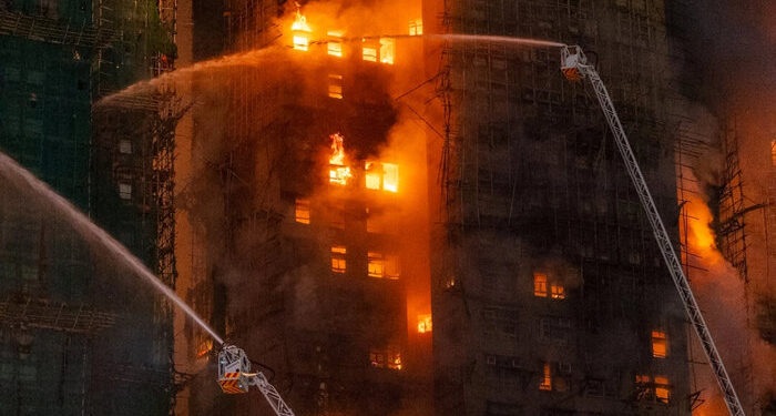 Tres arrestados en el incendio de un rascacielos en Hong Kong que mató al menos a 44 personas y dejó a 279 desaparecidos