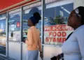 Trump busca orientación judicial sobre la financiación de cupones de alimentos en medio del cierre