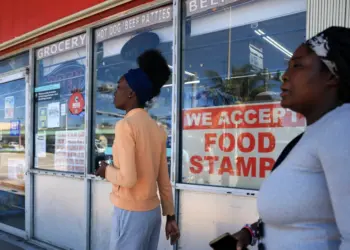 Trump busca orientación judicial sobre la financiación de cupones de alimentos en medio del cierre