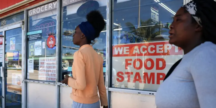 Trump busca orientación judicial sobre la financiación de cupones de alimentos en medio del cierre