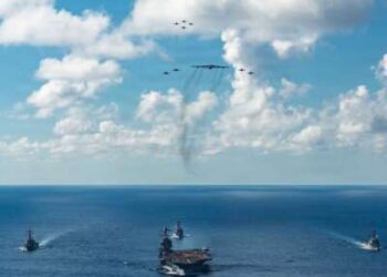 En este folleto proporcionado por la Marina de los EE. UU., el Grupo de Ataque de Portaaviones Gerald R. Ford de la Marina de los EE. UU., incluido el buque insignia USS Gerald R. Ford (CVN 78), al frente, el USS Winston S. Churchill (DDG 81), a la derecha, el USS Mahan (DDG 72), a la izquierda, el USS Bainbridge (DDG 96), y el Carrier Air Wing Ocho F/A-18E/F Super Hornets embarcados asignados a los Strike Fighter Squadrons 31, 37, 87 y 213, opera como una fuerza conjunta de múltiples dominios con un B-52 Stratofortress de la Fuerza Aérea de EE. UU., 13 de noviembre de 2025.