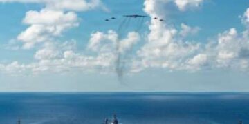 En este folleto proporcionado por la Marina de los EE. UU., el Grupo de Ataque de Portaaviones Gerald R. Ford de la Marina de los EE. UU., incluido el buque insignia USS Gerald R. Ford (CVN 78), al frente, el USS Winston S. Churchill (DDG 81), a la derecha, el USS Mahan (DDG 72), a la izquierda, el USS Bainbridge (DDG 96), y el Carrier Air Wing Ocho F/A-18E/F Super Hornets embarcados asignados a los Strike Fighter Squadrons 31, 37, 87 y 213, opera como una fuerza conjunta de múltiples dominios con un B-52 Stratofortress de la Fuerza Aérea de EE. UU., 13 de noviembre de 2025.