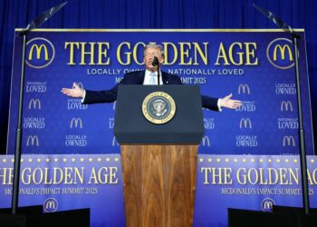 Trump dice a los propietarios de McDonald's que Estados Unidos está en una “época dorada”; las estadísticas dicen lo contrario