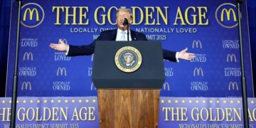 Trump dice a los propietarios de McDonald's que Estados Unidos está en una “época dorada”; las estadísticas dicen lo contrario