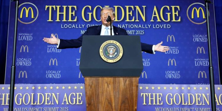 Trump dice a los propietarios de McDonald's que Estados Unidos está en una “época dorada”; las estadísticas dicen lo contrario