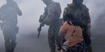 Trump dice que ICE no ha “ido lo suficientemente lejos” en sus violentos métodos de aplicación de la ley