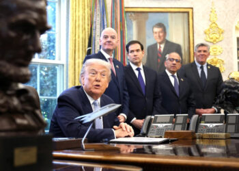 Trump dice que hablará con Maduro pero no descarta enviar tropas a Venezuela