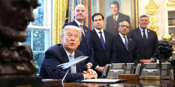 Trump dice que hablará con Maduro pero no descarta enviar tropas a Venezuela