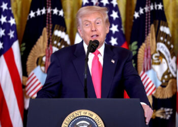 Trump dice que se enviarán cheques de dividendos por valor de 2.000 dólares "en algún momento del próximo año" si el plan sigue adelante