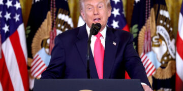 Trump dice que se enviarán cheques de dividendos por valor de 2.000 dólares "en algún momento del próximo año" si el plan sigue adelante