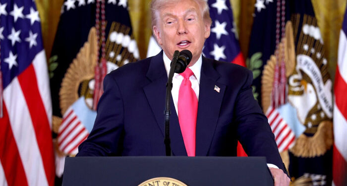 Trump dice que se enviarán cheques de dividendos por valor de 2.000 dólares "en algún momento del próximo año" si el plan sigue adelante