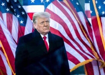 El presidente Donald Trump habla con sus seguidores de The Ellipse cerca de la Casa Blanca en Washington el 6 de enero de 2021. (Brendan Smialowski/AFP vía Getty Images)