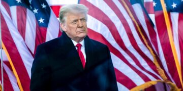 El presidente Donald Trump habla con sus seguidores de The Ellipse cerca de la Casa Blanca en Washington el 6 de enero de 2021. (Brendan Smialowski/AFP vía Getty Images)