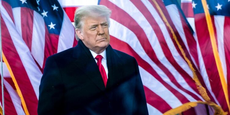 El presidente Donald Trump habla con sus seguidores de The Ellipse cerca de la Casa Blanca en Washington el 6 de enero de 2021. (Brendan Smialowski/AFP vía Getty Images)