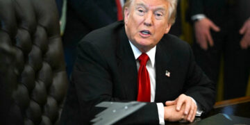 Trump propone cheque de 2.000 dólares a estadounidenses con ingresos arancelarios