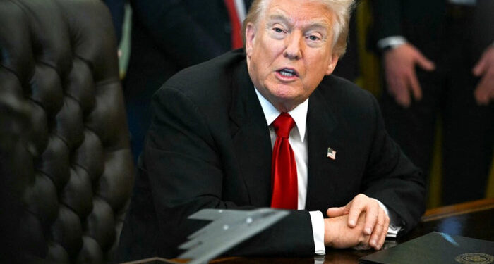 Trump propone cheque de 2.000 dólares a estadounidenses con ingresos arancelarios