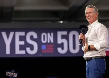 El gobernador de California, Gavin Newsom, habla en una "Sí a la Proposición 50" evento de voluntariado en el Centro de Convenciones de Los Ángeles el 1 de noviembre de 2025. (Jill Connelly/Getty Images)