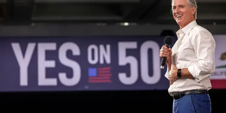 El gobernador de California, Gavin Newsom, habla en una "Sí a la Proposición 50" evento de voluntariado en el Centro de Convenciones de Los Ángeles el 1 de noviembre de 2025. (Jill Connelly/Getty Images)