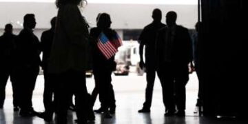 El primer grupo de afrikaners de Sudáfrica llega para su reasentamiento al Aeropuerto Internacional Washington Dulles en Dulles, Virginia, el 12 de mayo de 2025.