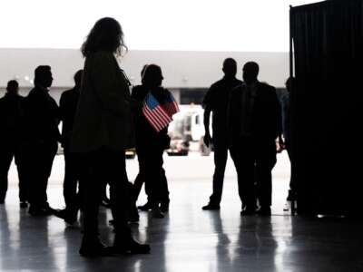 El primer grupo de afrikaners de Sudáfrica llega para su reasentamiento al Aeropuerto Internacional Washington Dulles en Dulles, Virginia, el 12 de mayo de 2025.