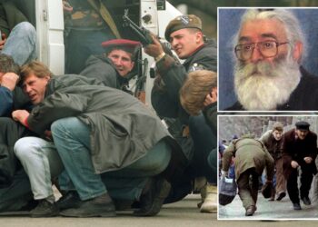 Un collage de imágenes que contiene 3 imágenes. La imagen 1 muestra a un soldado de las fuerzas especiales bosnias agachado con su rifle mientras los civiles se cubren durante un conflicto armado. La imagen 2 muestra a Radovan Karadzic con una larga barba blanca, gafas y un moño de pelo oscuro en la parte superior de la cabeza. La imagen 3 muestra a personas corriendo para protegerse de los francotiradores serbios en Sarajevo.
