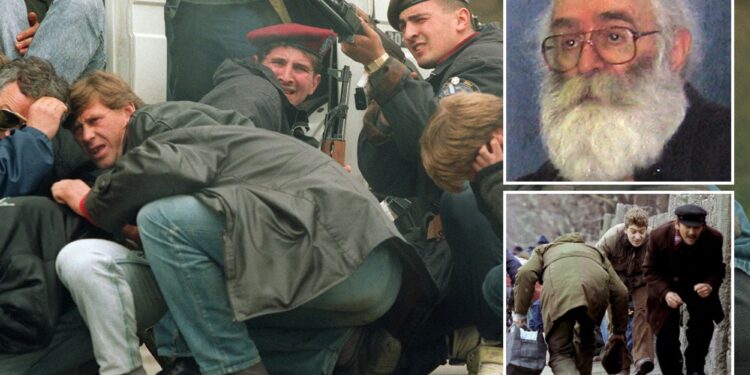 Un collage de imágenes que contiene 3 imágenes. La imagen 1 muestra a un soldado de las fuerzas especiales bosnias agachado con su rifle mientras los civiles se cubren durante un conflicto armado. La imagen 2 muestra a Radovan Karadzic con una larga barba blanca, gafas y un moño de pelo oscuro en la parte superior de la cabeza. La imagen 3 muestra a personas corriendo para protegerse de los francotiradores serbios en Sarajevo.