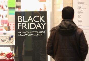 Un impactante video de un dron militar muestra a los brutos de Hamás saqueando un camión de ayuda estadounidense mientras el grupo terrorista exige un paso seguro a través de los túneles de Gaza.