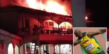 Un collage de imágenes que contiene 2 imágenes. La imagen 1 muestra el restaurante Tracks and Records Montego Bay en llamas por la noche. La imagen 2 muestra a Usain Bolt celebra con Justin Gatlin después de ganar la final masculina de 100 metros.