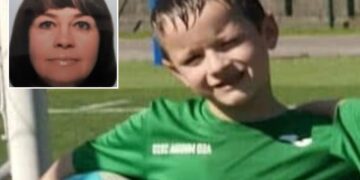 Un collage de imágenes que contiene 2 imágenes. La imagen 1 muestra a Giovanni, un niño de nueve años, con una camiseta de fútbol verde sosteniendo un balón de fútbol azul. La imagen 2 muestra a Olena Stasiuk, una mujer ucraniana de 55 años con cabello oscuro y flequillo, mira directamente a la cámara.