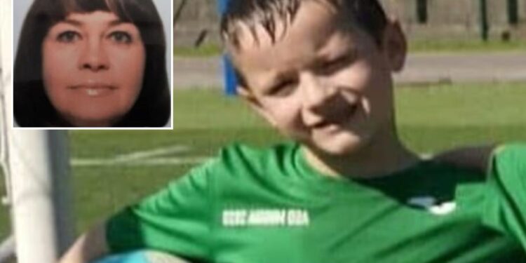 Un collage de imágenes que contiene 2 imágenes. La imagen 1 muestra a Giovanni, un niño de nueve años, con una camiseta de fútbol verde sosteniendo un balón de fútbol azul. La imagen 2 muestra a Olena Stasiuk, una mujer ucraniana de 55 años con cabello oscuro y flequillo, mira directamente a la cámara.