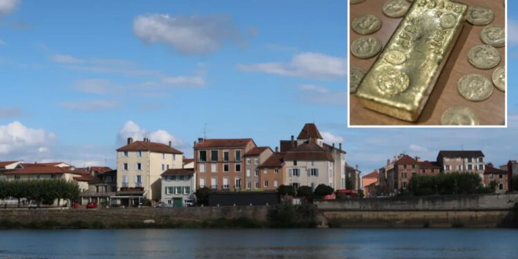 Un collage de imágenes que contiene 2 imágenes. La imagen 1 muestra la ciudad de Saint-Laurent en el río Saona, vista desde Mâcon, Francia. La imagen 2 muestra NINTCHDBPICT001036793202.