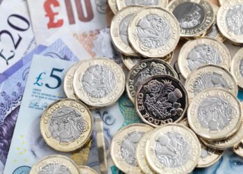 Un collage de imágenes que contiene 1 imagen. La imagen 1 muestra monedas de libra y billetes de banco.