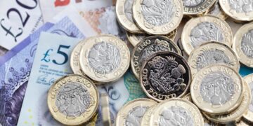 Un collage de imágenes que contiene 1 imagen. La imagen 1 muestra monedas de libra y billetes de banco.