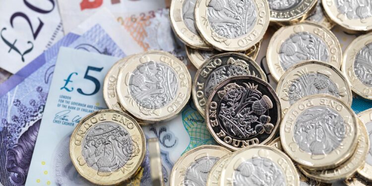 Un collage de imágenes que contiene 1 imagen. La imagen 1 muestra monedas de libra y billetes de banco.